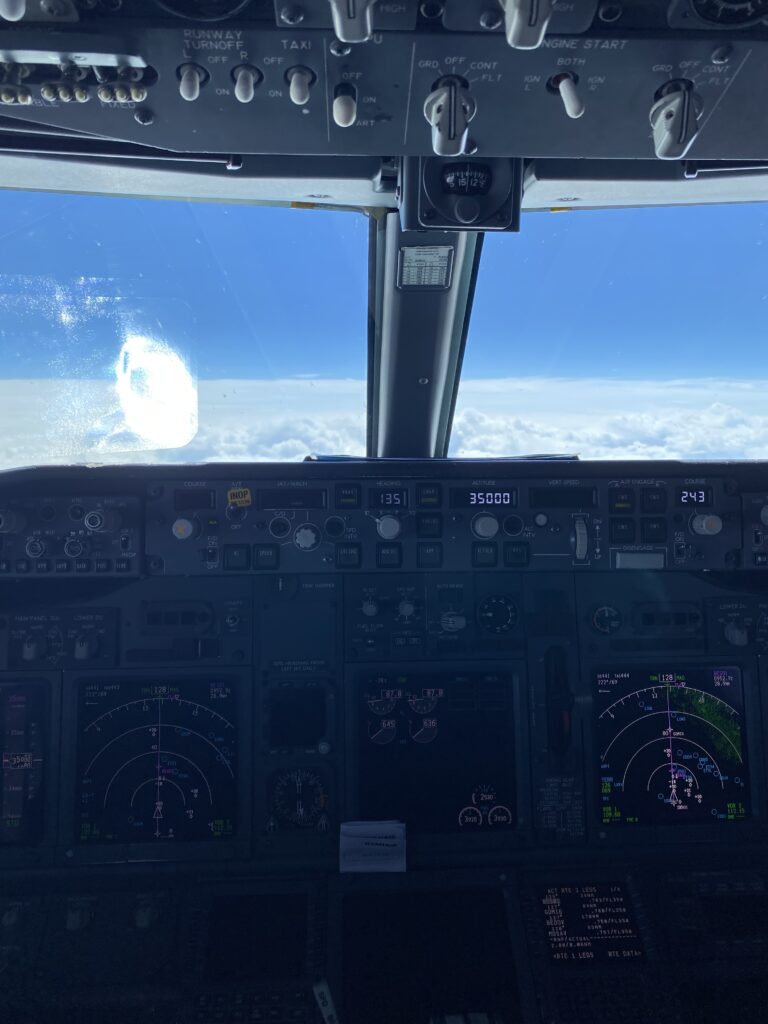 Vista do cockpit da Ryanair, a cabine dos pilotos