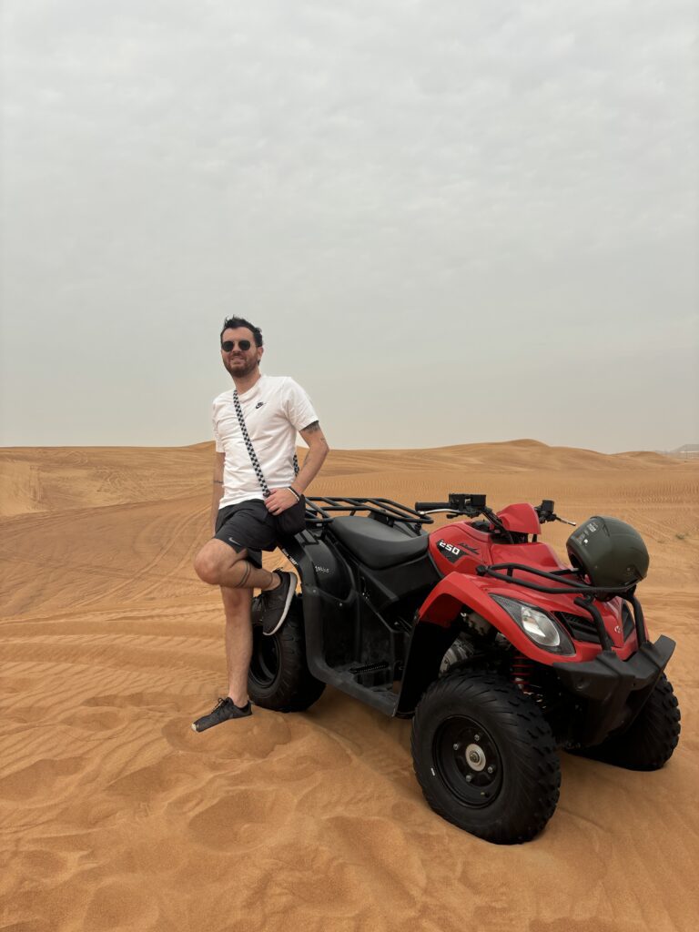Passeio de quadri no deserto