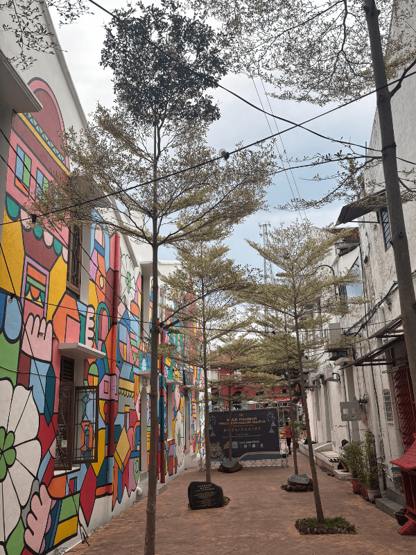 Rua com mural em Malaca